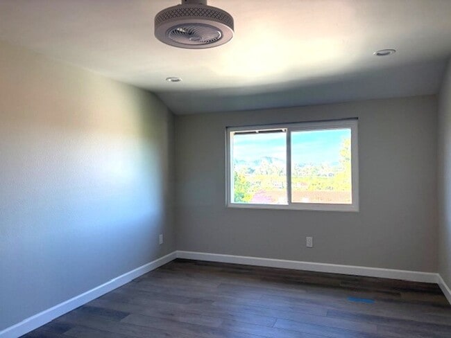 Building Photo - Remodeled Oaks North View Condo