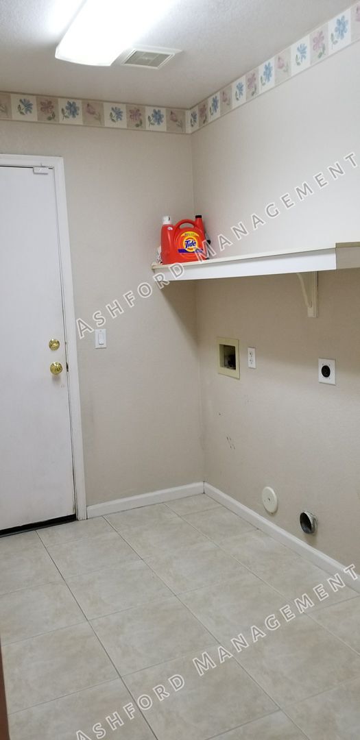 Building Photo - 3 BEDROOM HOME FOR RENT IN PHOENIX WITH POOL