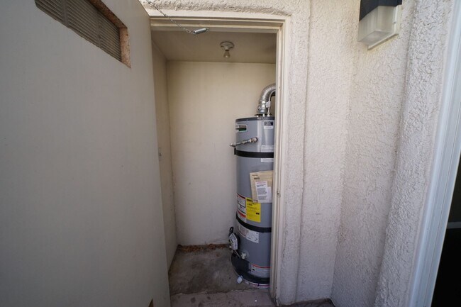 Building Photo - No Showings until 4/10/2026