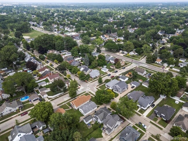 Building Photo - 1027 S Wilson Ave