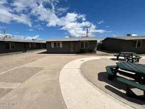 Building Photo - 2202 W Devonshire Ave