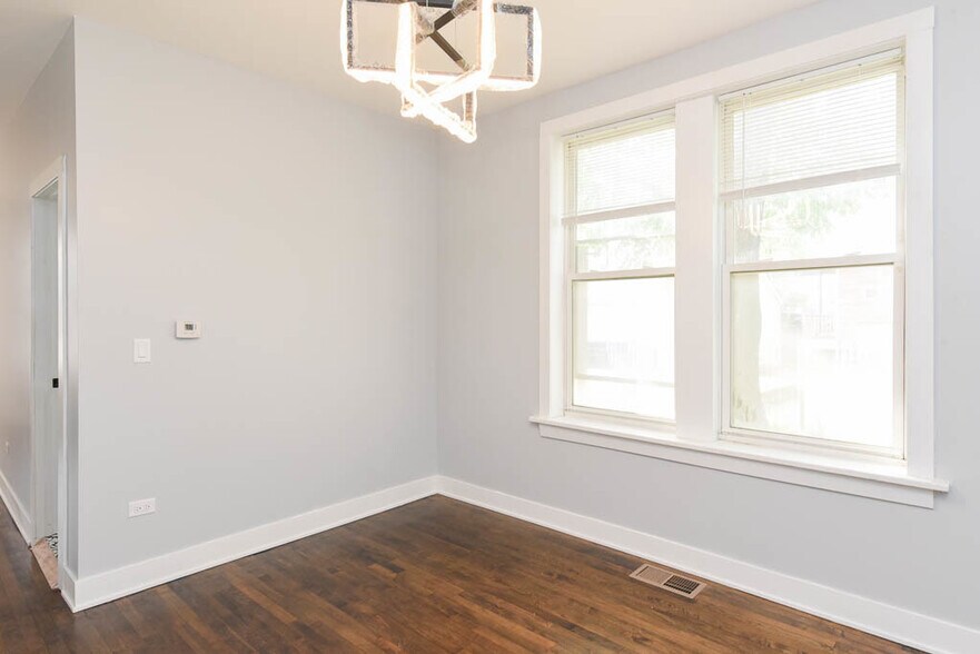 Building Photo - 1922 N Wilmot Ave