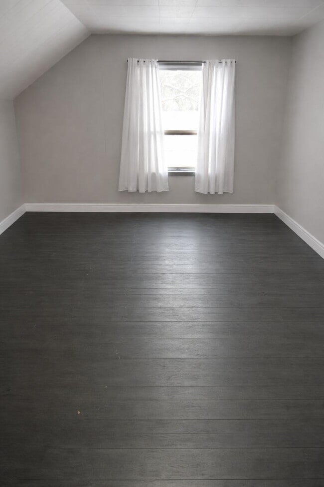 Building Photo - 110 E Monico St