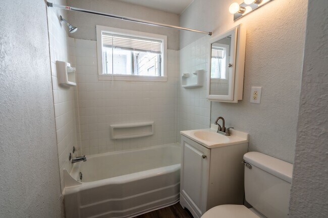 Building Photo - 3 Bed / 1 Bath in Tulsa!