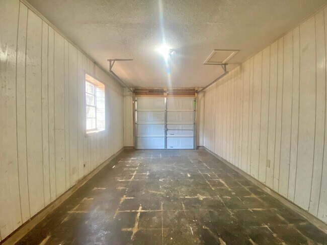 Building Photo - NOW AVAILABLE - Great 3 bedroom 2 bath nea...
