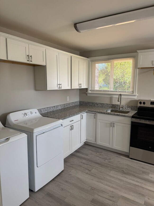 Building Photo - Charming 3 bedroom home in West End Manor ...