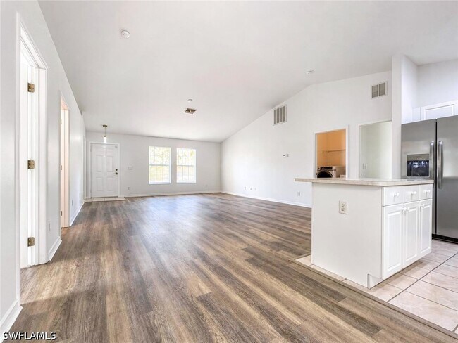 Building Photo - 1407 W 10th St