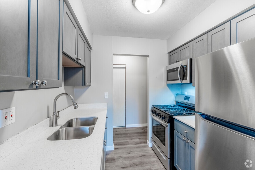 Douglas Drive Terrace - Kitchen 1BR, 1BA - 750SF - Kitchen - Douglas Drive Terrace