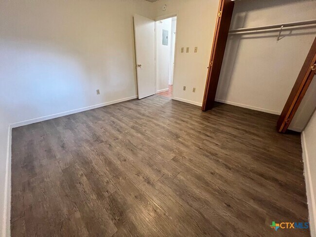 Building Photo - 511 W Hutchison St