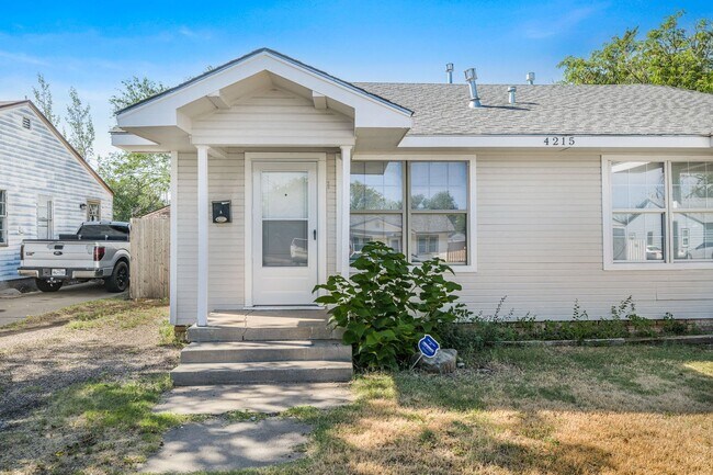 Building Photo - 4215 SW 11th Ave