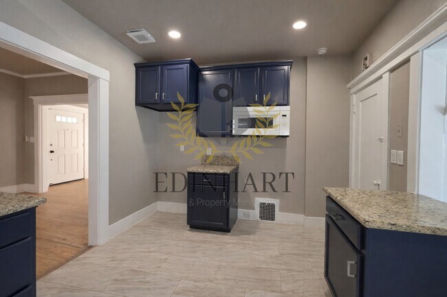 Building Photo - 1105 N College Ave