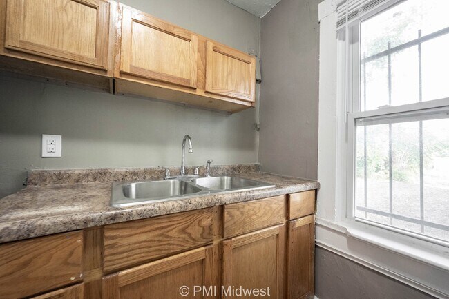 Building Photo - Charming 1 Bed Duplex with Full Bath in In...