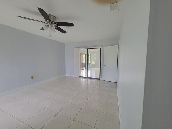 Building Photo - 2050 SE Camilo St