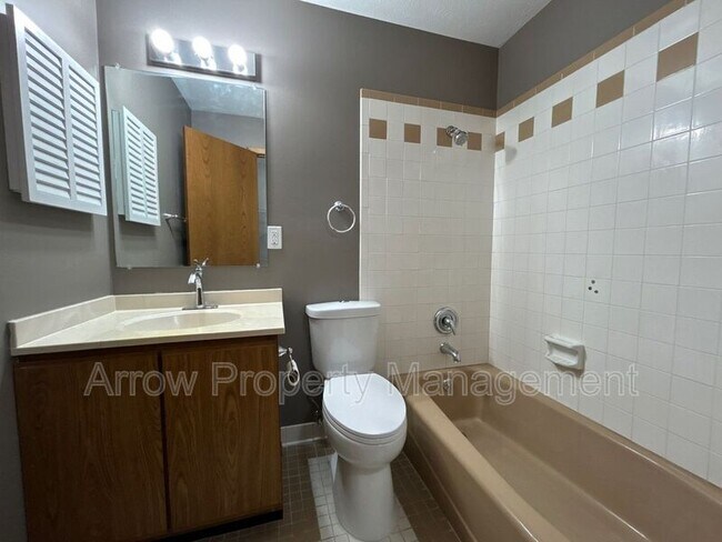 Building Photo - 208 E 5th St