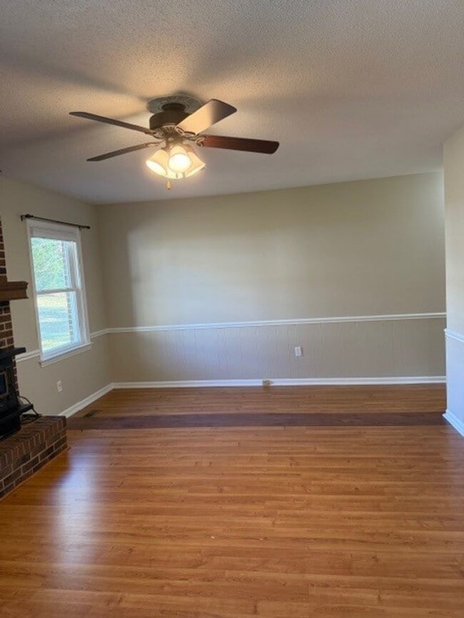 Building Photo - 3 Bedroom/2 Bathroom - Close to SJAFB, Shopping, Restaurants!