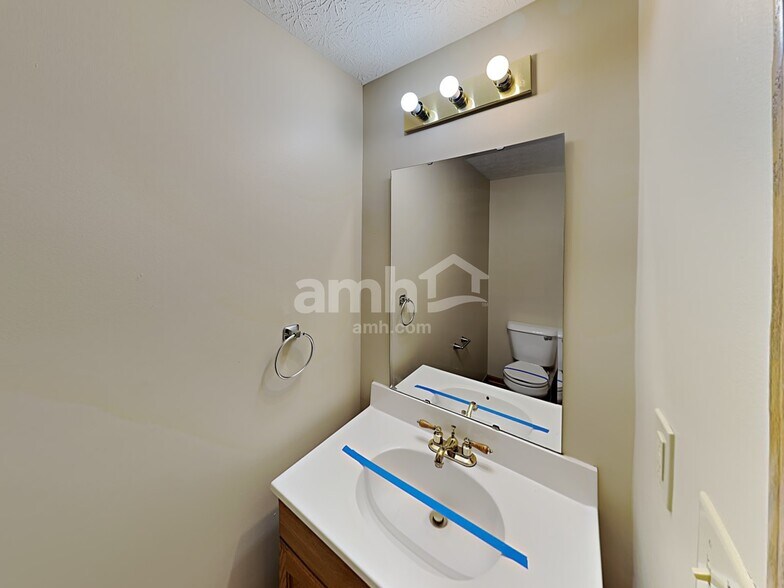 Building Photo - 3047 Hollybank Rd