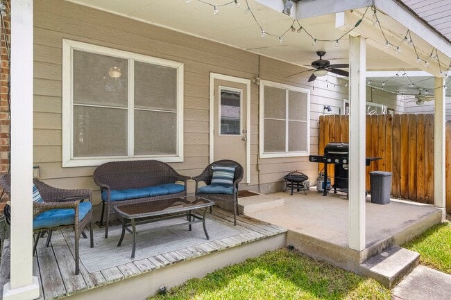 Building Photo - Stylish Townhome Living in Oak Creek