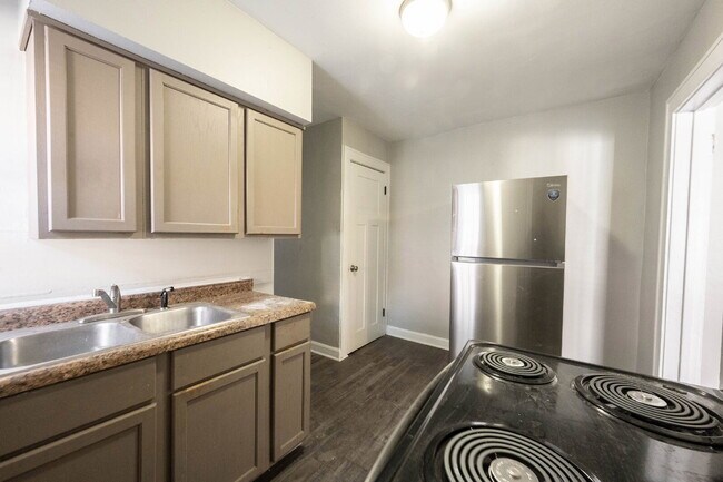 Building Photo - "Charming 2-Bedroom Duplex Retreat on N Drexel Ave – Spacious 1440 Sq Ft Living in Indianapolis!"