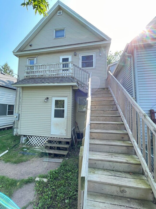 Building Photo - 2315 Oakes Ave