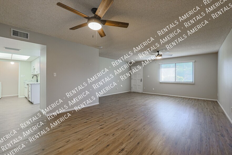 Building Photo - 5005 S Willow Dr