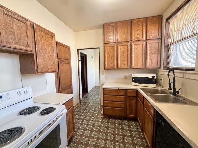 Building Photo - Massive 4 Bedroom, 2 Bath Brick Home