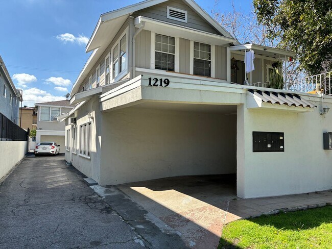 Interior Photo - 1219 S Lake St