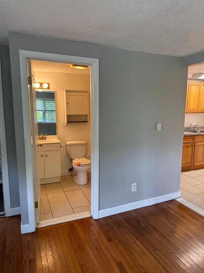 Building Photo - One bedroom Southwick Ma U-11