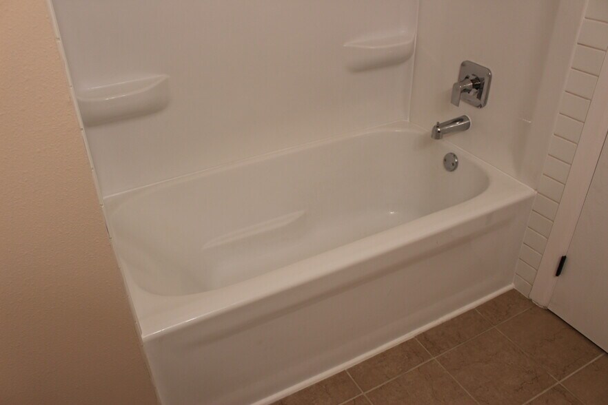 Bathroom Tub/Shower - 1061 Terrace Dr
