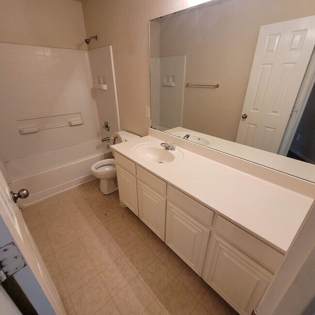 Building Photo - Clean North East Home - O'Conner & IH35
