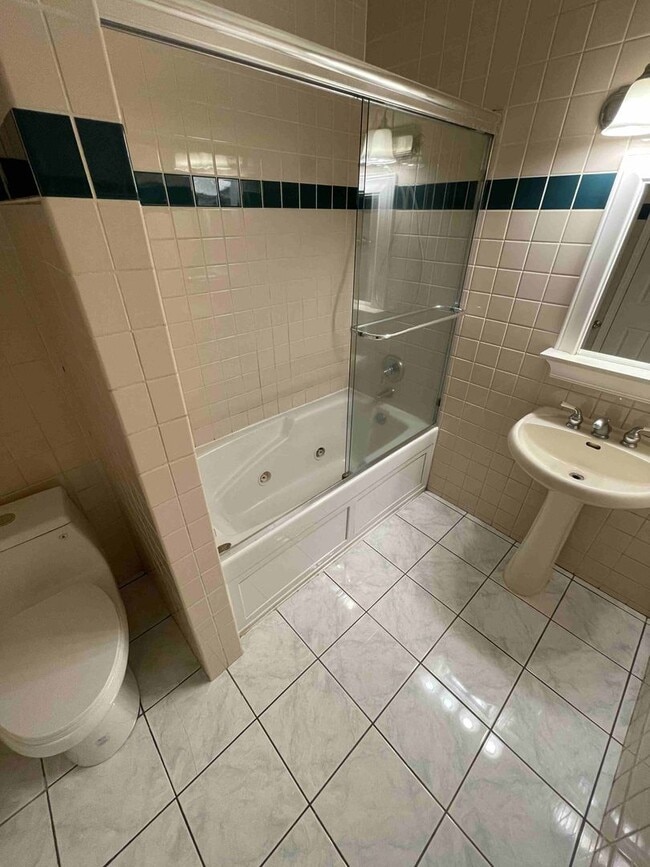 Building Photo - CENTRALLY LOCATED HOME IN BEVERLYWOOD!