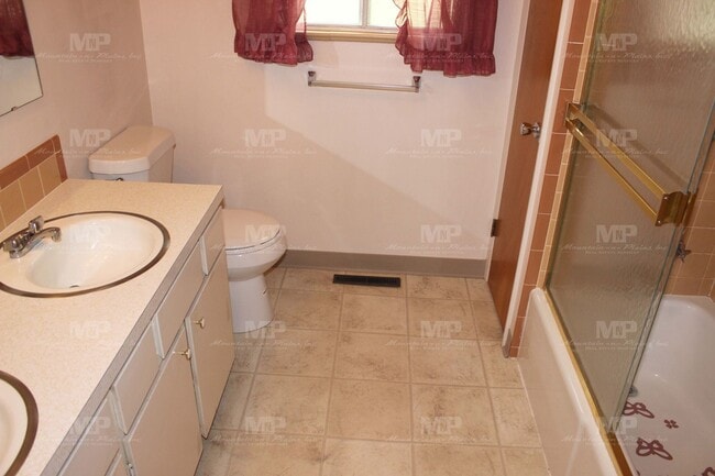 Building Photo - 2433 Tamarac Dr