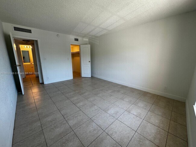 Building Photo - 5201 Geneva Ct