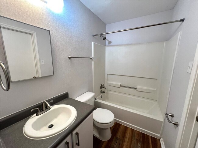 Building Photo - 2423 Glen Field Dr