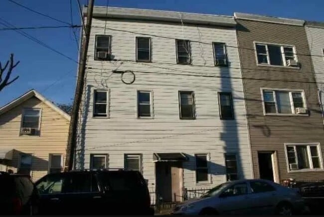 Building Photo - 57 Hutton St