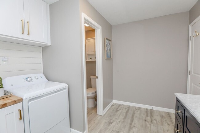 Building Photo - Pretty Lake Furnished Unit 2/1.5 Views! Vi...