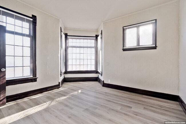 Building Photo - 803 N Broadway