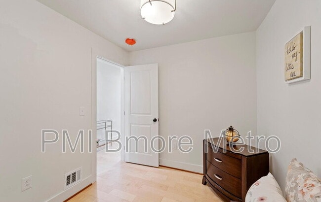 Building Photo - 2329 E Madison St