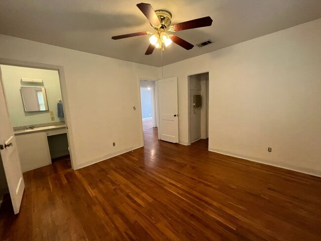 Building Photo - Charming Vintage Home on 3 City Lots near football stadium Live Oak, FL