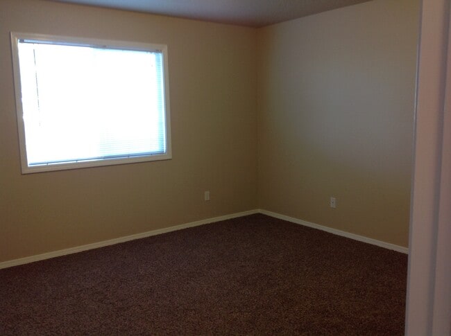 Building Photo - Fabulous location. Nice home with new carpet and paint. Living and family room.