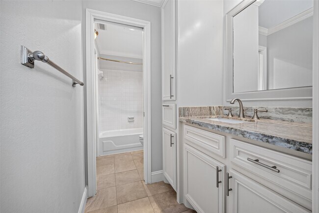 Building Photo - 10310 Chevy Chase Dr