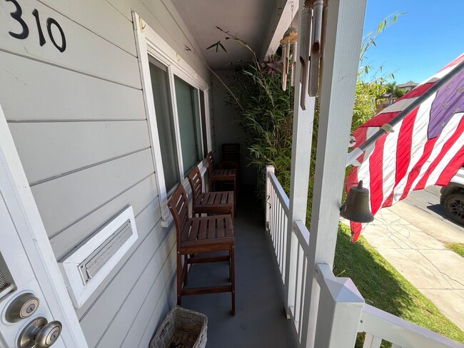 Building Photo - 2 bedroom- Located only 6 blocks to the be...