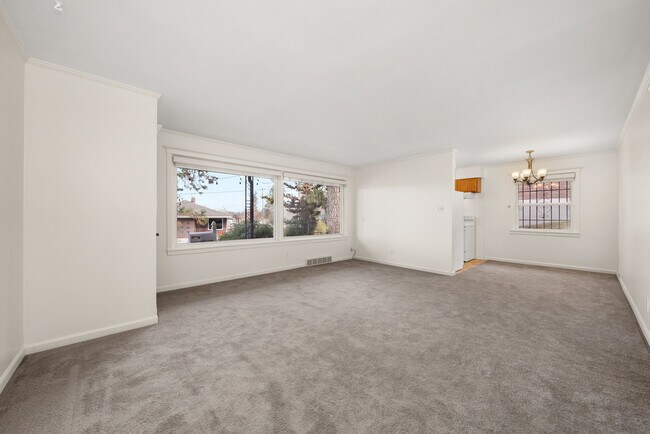 Building Photo - 827 W 11th Ave