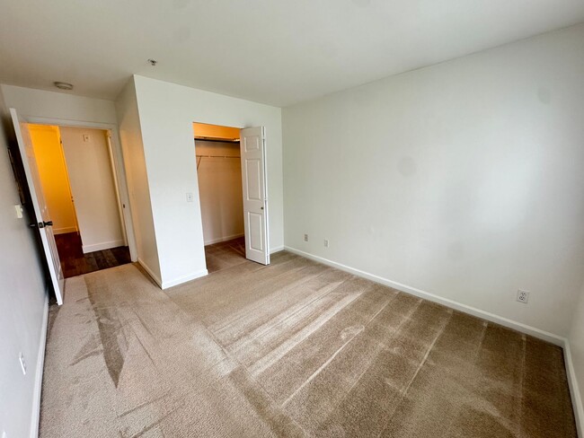 Building Photo - Clean & Bright Federal Way Condo with/ Gar...