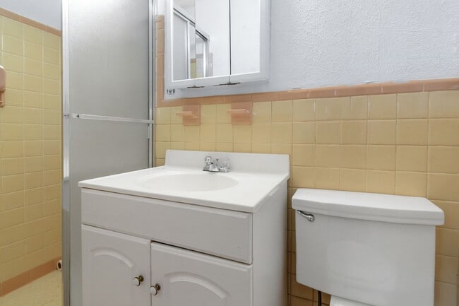 Building Photo - Your new home Awaits!