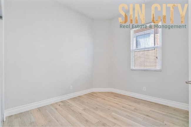 Building Photo - 2854 W Agate Ave