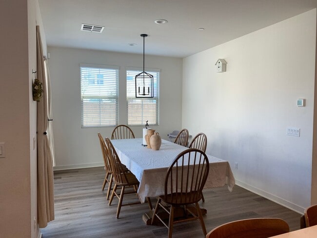 Building Photo - Beautiful Home 4bed/3 bath