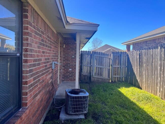 Building Photo - 4505 John David Dr