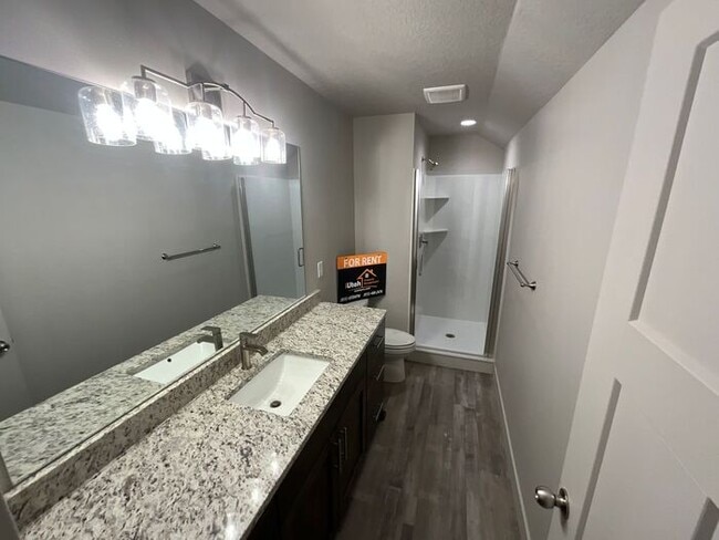 Building Photo - 2 bedroom 2 1/2 bath 2 car garage small do...