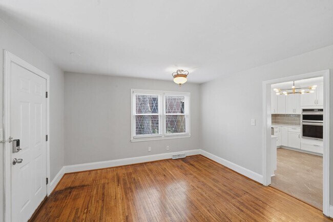 Building Photo - Charming 2BR Home with Modern Updates in Prime Charlotte Location
