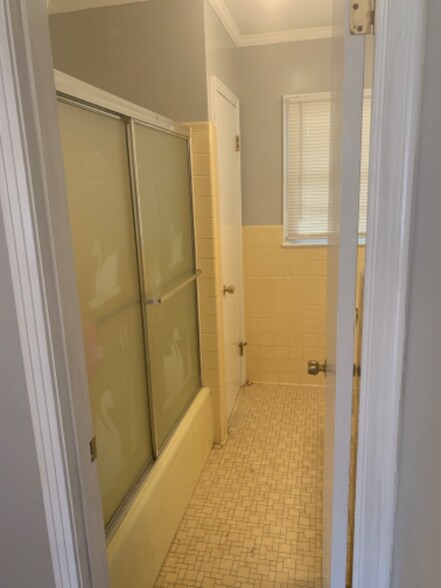 Building Photo - 510 Oak Grove St